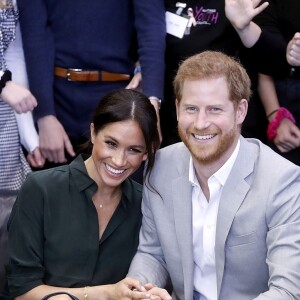 Le prince Harry, duc de Sussex, et Meghan Markle, duchesse de Sussex, rencontrent des membres du Joff, Peacehaven Youth Centre à PeaceHaven dans le Sussex le 3 octobre 2018.