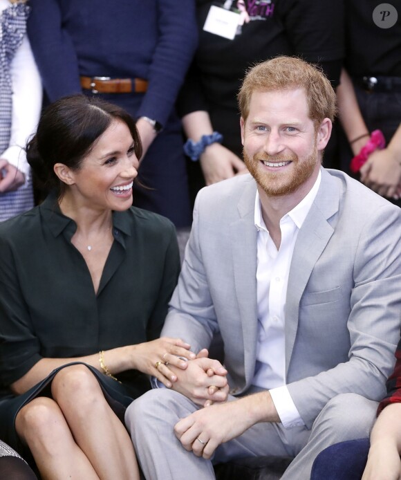 Le prince Harry, duc de Sussex, et Meghan Markle, duchesse de Sussex, rencontrent des membres du Joff, Peacehaven Youth Centre à PeaceHaven dans le Sussex le 3 octobre 2018.