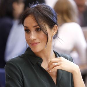 Le prince Harry, duc de Sussex, et Meghan Markle, duchesse de Sussex, rencontrent des membres du Joff, Peacehaven Youth Centre à PeaceHaven dans le Sussex le 3 octobre 2018.