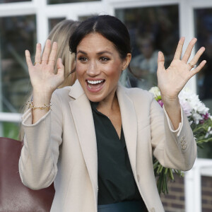 Le prince Harry, duc de Sussex, et Meghan Markle, duchesse de Sussex, rencontrent des membres du Joff, Peacehaven Youth Centre à PeaceHaven dans le Sussex le 3 octobre 2018.  PEACEHAVEN, UNITED KINGDOM - OCTOBER 03: Prince Harry, Duke of Sussex makes an official visit to the Joff Youth Centre in Peacehaven, Sussex on October 3, 2018 in Peacehaven, United Kingdom. The Duke and Duchess married on May 19th 2018 in Windsor and were conferred The Duke & Duchess of Sussex by The Queen.03/10/2018 - Brighton