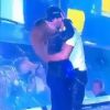 Enrique Iglesias embrasse une fan sur scène en Ukraine, le 30 septembgre 2018