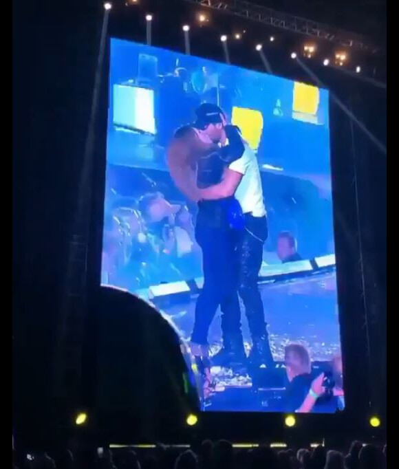 Enrique Iglesias embrasse une fan sur scène en Ukraine, le 30 septembgre 2018
