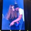 Enrique Iglesias embrasse une fan sur scène en Ukraine, le 30 septembgre 2018