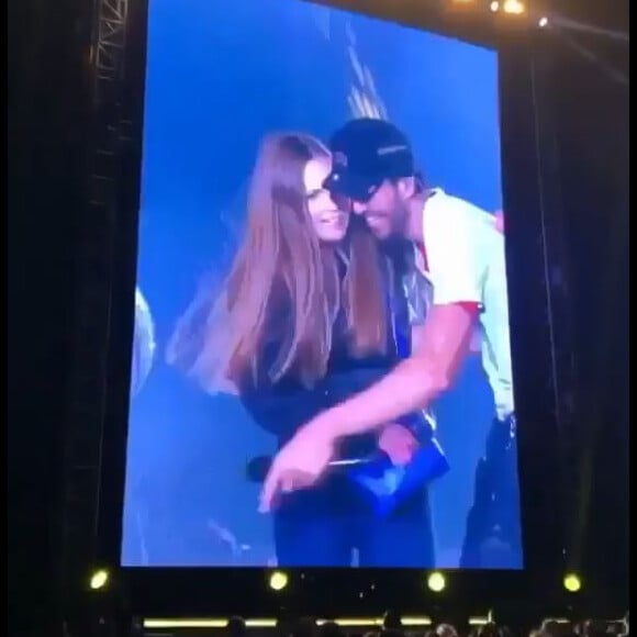 Enrique Iglesias embrasse une fan sur scène en Ukraine, le 30 septembgre 2018