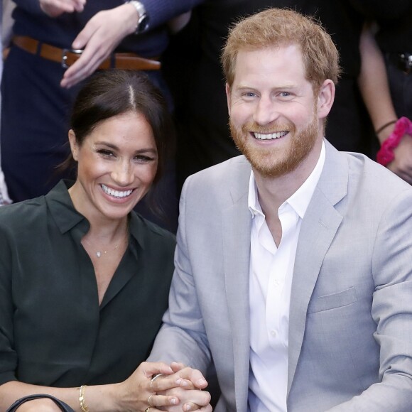 Le prince Harry, duc de Sussex, et Meghan Markle, duchesse de Sussex, rencontrent des membres du Joff, Peacehaven Youth Centre à PeaceHaven dans le Sussex le 3 octobre 2018.