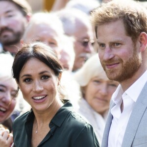 Le prince Harry et Meghan Markle sont accueillis par des enfants lors de leur visite au Brighton Pavilion à Brighton le 3 octobre 2018.