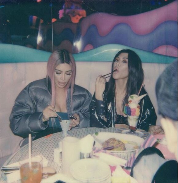 Kim et Kourtney Kardashian en voyage à Tokyo, au Japon.