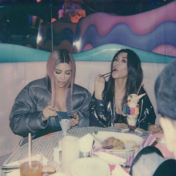 Kim et Kourtney Kardashian en voyage à Tokyo, au Japon.