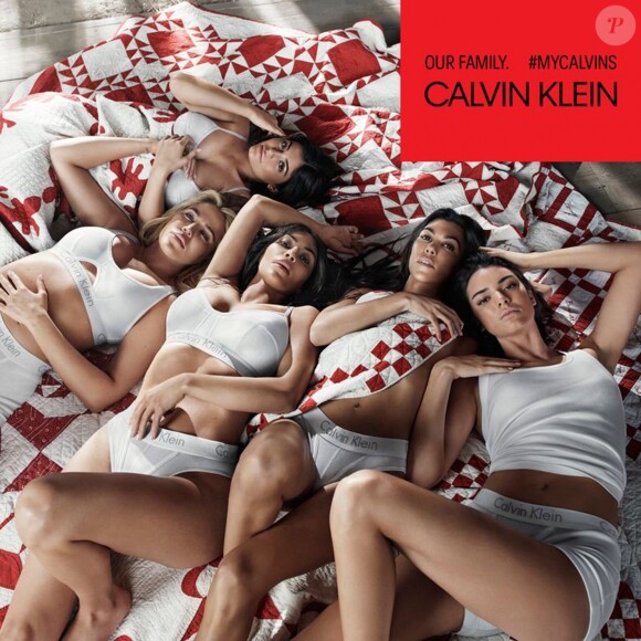Pour sa nouvelle campagne axée sur la famille, Calvin Klein a réussi le pari de faire poser les cinq soeurs Karda­shian/Jenner ensemble: Kim Karda­shian, Khloé Kardashian, Kourtney Kardashian, Kylie Jenner et Kendall Jenner.