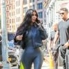 Kim Kardashian porte une combinaison pantalon en latex noir mat dans les rues de New York, le 30 septembre 2018