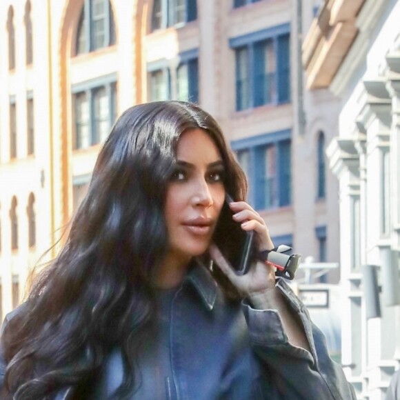 Kim Kardashian porte une combinaison pantalon en latex noir mat dans les rues de New York, le 30 septembre 2018