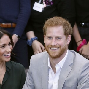 Le prince Harry, duc de Sussex, et Meghan Markle, duchesse de Sussex, rencontrent des membres du Joff, Peacehaven Youth Centre à PeaceHaven dans le Sussex le 3 octobre 2018.