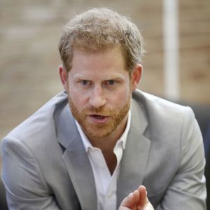 Le prince Harry, duc de Sussex, et Meghan Markle, duchesse de Sussex, rencontrent des membres du Joff, Peacehaven Youth Centre à PeaceHaven dans le Sussex le 3 octobre 2018.