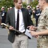 Le prince Harry, duc de Sussex, reçoit un sabre d'honneur lors de sa visite au centre royal d'entrainement des comandos marines à Lympstone le 13 septembre 2018.