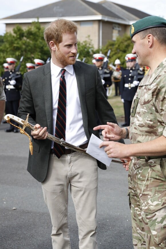 Le prince Harry, duc de Sussex, reçoit un sabre d'honneur lors de sa visite au centre royal d'entrainement des comandos marines à Lympstone le 13 septembre 2018.