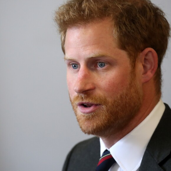 Le prince Harry rencontre des membres des Invictus Games lors de sa visite au centre d'entrainement des commandos marines à Lympstone le 13 septembre 2018.