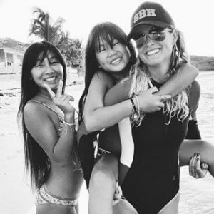 Laeticia, Jade et Joy sur une plage de Saint-Barthélemy le 1er septembre 2018. Photo prise par Yaël Abrot.