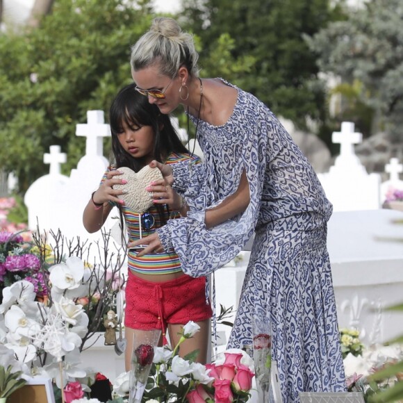 Laeticia Hallyday, ses filles Jade et Joy et Sylviane (la nounou) sont allées se recueillir sur la tombe de J.Hallyday au cimetière marin de Lorient à Saint-Barthélemy, le 16 avril 2018.