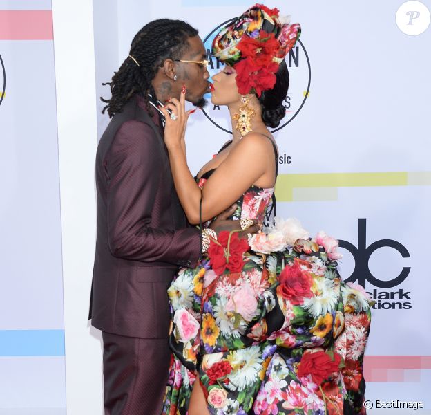 Cardi B (en robe Dolce & Gabbana) et son mari Offset à la soirée 2018 American Music Awards au Microsoft Theater à Los Angeles, le 9 octobre 2018.