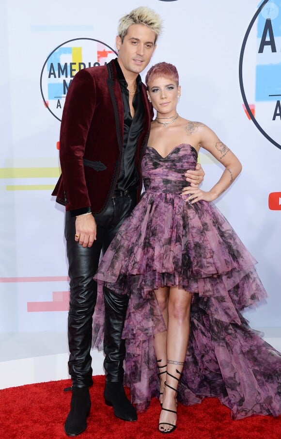 G-Eazy et sa compagne Halsey à la soirée 2018 American Music Awards au Microsoft Theater à Los Angeles, le 9 octobre 2018.