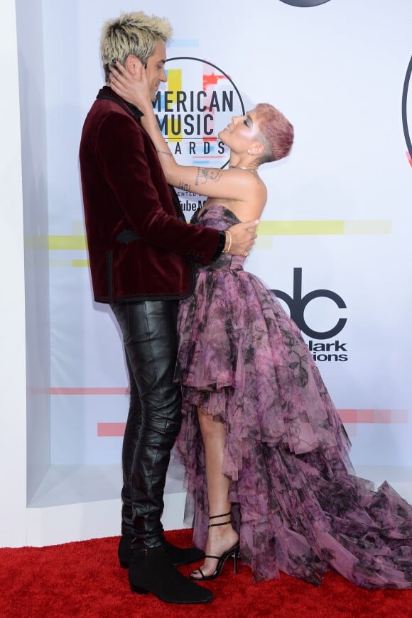 G-Eazy et sa compagne Halsey à la soirée 2018 American Music Awards au Microsoft Theater à Los Angeles, le 9 octobre 2018.