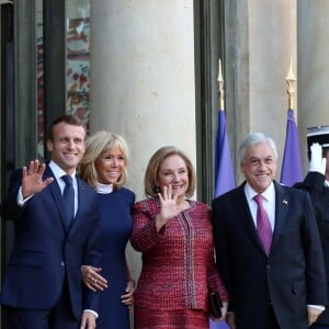 Le président de la république, Emmanuel Macron, aux côtés de la première dame Brigitte Macron, reçoit le président du Chili, Sebastian Piñera et sa femme, María Cecilia Morel Montes, pour un entretien au Palais de l'Elysée à Paris le 8 Octobre 2018 © Stéphane Lemouton / Bestimage