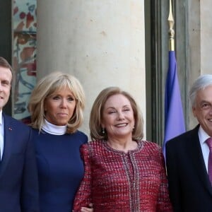 Le président de la république, Emmanuel Macron, aux côtés de la première dame Brigitte Macron, reçoit le président du Chili, Sebastian Piñera et sa femme, María Cecilia Morel Montes, pour un entretien au Palais de l'Elysée à Paris le 8 Octobre 2018 © Stéphane Lemouton / Bestimage