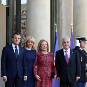 Le président de la république, Emmanuel Macron, aux côtés de la première dame Brigitte Macron, reçoit le président du Chili, Sebastian Piñera et sa femme, María Cecilia Morel Montes, pour un entretien au Palais de l'Elysée à Paris le 8 Octobre 2018 © Stéphane Lemouton / Bestimage