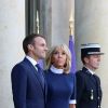 Le président de la république, Emmanuel Macron aux côtés de la première dame Brigitte Macron reçoit le président du Chili, Sebastian Piñera et sa femme, María Cecilia Morel Montes, pour un entretien au Palais de l'Elysée à Paris le 8 Octobre 2018 © Stéphane Lemouton / Bestimage