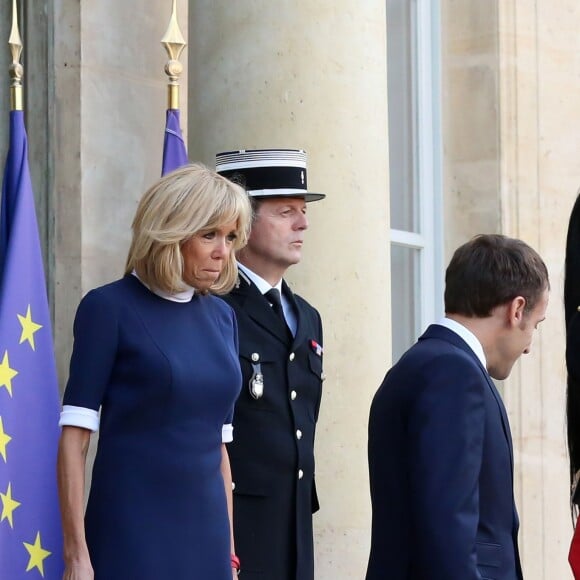 Le président de la république, Emmanuel Macron aux côtés de la première dame Brigitte Macron reçoit le président du Chili, Sebastian Piñera et sa femme, María Cecilia Morel Montes, pour un entretien au Palais de l'Elysée à Paris le 8 Octobre 2018 © Stéphane Lemouton / Bestimage