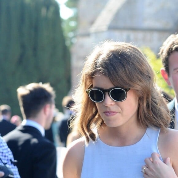 La princesse Eugenie d'York et son fiancé Jack Brooksbank au mariage de Charlie Van Straubanzee et Daisy Jenkins à l'église de Sainte-Marie-la-Vierge à Frensham, le 4 août 2018.