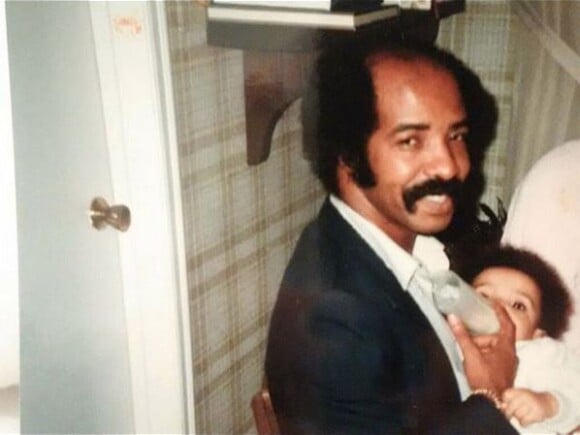 Drake, bébé dans les bras de son père. Photo publiée en juillet 2018.