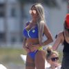 Katie Price se relaxe sur une plage de Miami le 2 mai 2017.