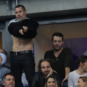 Jalil Lespert, son frère Yannis Lespert, Elodie Bouchez, son mari Thomas Bangalter (groupe Daft Punk) et Arnaud Ducret dans les tribunes du stade de France lors du match de ligue des nations opposant la France à l'Allemagne à Saint-Denis, Seine Saint-Denis, France, le 16 octobre 2018.