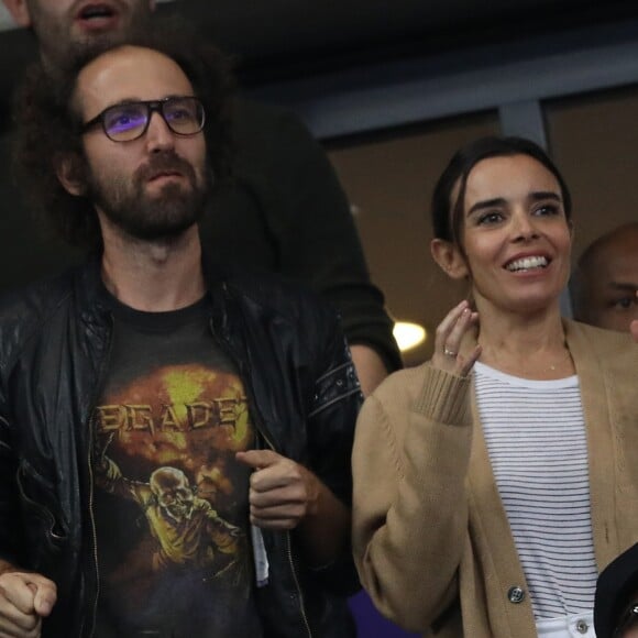 Elodie Bouchez, son mari Thomas Bangalter (groupe Daft Punk), leur fils Roxan et Arnaud Ducret dans les tribunes du stade de France lors du match de ligue des nations opposant la France à l'Allemagne à Saint-Denis, Seine Saint-Denis, France, le 16 octobre 2018.