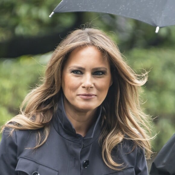 Donald Trump et sa femme Melania répondent à un journaliste avant de quitter la Maison Blanche à Washington pour la Floride. Le 15 octobre 2018  United States President Donald J. Trump speaks to reporters as he prepares to depart the White House in Washington, DC for a day trip to Florida on Monday.15/10/2018 - Washington DC