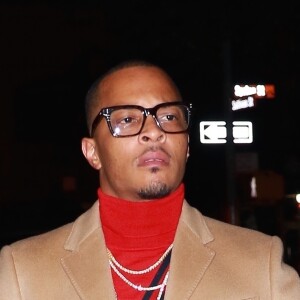 Le rappeur T.I. arrive au restaurant Blue Ribbon Brasserie à New York. Il porte un pantalon kaki, un col roulé rouge, un manteau beige, un banane et des chaussures Gucci, le 17 octobre 2017.  Rapper T.I. arrives at Blue RIbbon Brasserie in SoHo for dinner after meeting with Jay Z and Beyonce to return a Roc Nation chain. 17th october 2017.17/10/2017 - New York