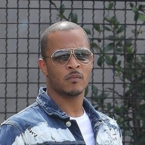 Le rappeur T.I a déjeuné au Crossroads Cafe à Los Angeles, le 3 octobre 2017.  Rapper T.I. and a few members of his entourage were spotted exiting Crossroads Cafe after lunch. Los Angeles. 3rd october 2017.03/10/2017 - Los Angeles