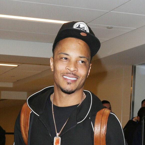 Le rappeur T.I. arrive avec sa femme Tameka Cottle et leur enfants à l'aéroport de Los Angeles (LAX), le 5 avril 2017. © CPA/Bestimage  Hip Hop artist T.I. takes on daddy duties as makes his way through LAX in his slippers wheeling a baby stroller with Tameka Cottle and their children. Los Angeles, April 5th, 2017.05/04/2017 - Los Angeles