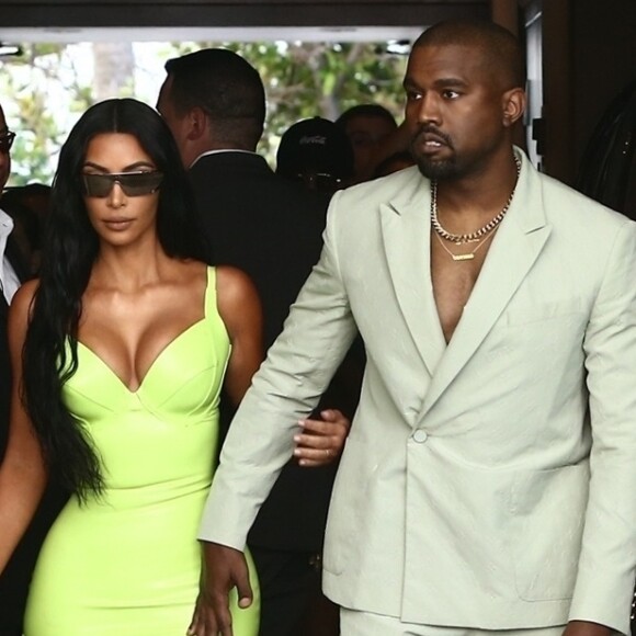 Kim Kardashian et son mari Kanye West arrivent à un mariage privé qui a lieu dans la maison de Versace à Miami le 18 août 2018.