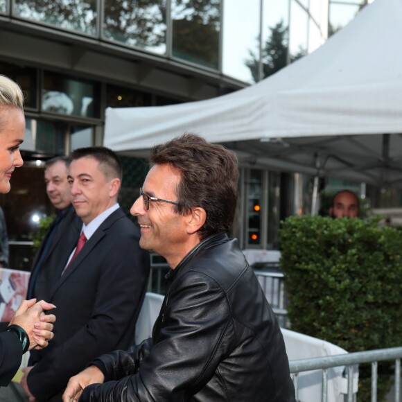 Laeticia Hallyday sort des locaux de la chaine TF1 à Boulogne Billancourt le 19 octobre 2018. Elle a enregistré une prestation télévisée qui sera diffusée en exclusivité le soir même pendant le journal de 20h.