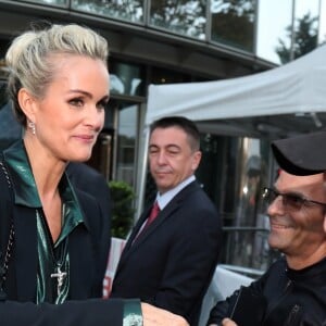 Laeticia Hallyday sort des locaux de la chaine TF1 à Boulogne Billancourt le 19 octobre 2018. Elle a enregistré une prestation télévisée qui sera diffusée en exclusivité le soir même pendant le journal de 20h.