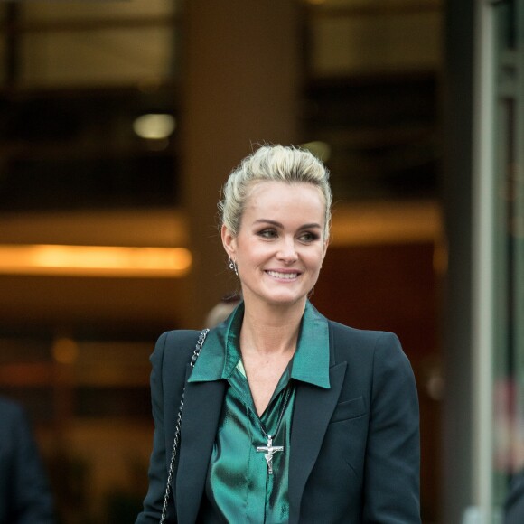 Laeticia Hallyday sort des locaux de la chaine TF1 à Boulogne Billancourt le 19 octobre 2018. Elle a enregistré une prestation télévisée qui sera diffusée en exclusivité le soir même pendant le journal de 20h.