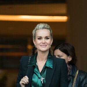 Laeticia Hallyday sort des locaux de la chaine TF1 à Boulogne Billancourt le 19 octobre 2018. Elle a enregistré une prestation télévisée qui sera diffusée en exclusivité le soir même pendant le journal de 20h.