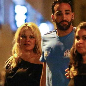 Exclusif - Pamela Anderson et son nouveau compagnon le footballeur français Adil Rami vont dîner en amoureux au restaurant "la Villa" après la victoire de l'OM contre Toulouse (2-0) , Marseille le 24 septembre 2017.