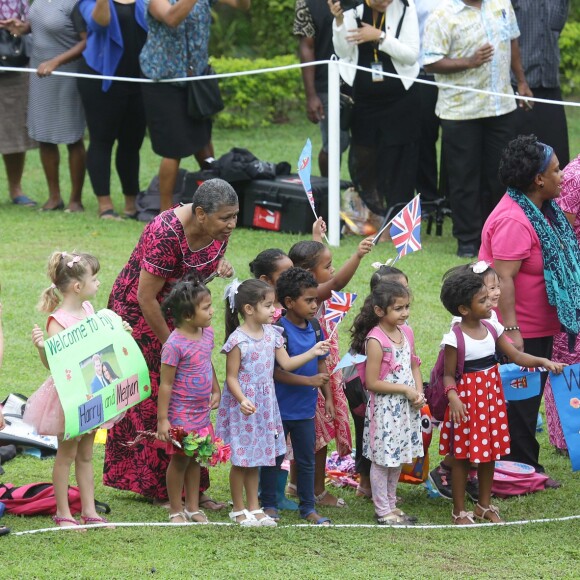 Le prince Harry, duc de Sussex et sa femme Meghan Markle, duchesse de Sussex (enceinte) visitent le campus de l'Université du Pacifique Sud ("University of the South Pacific") à Suva lors de leur voyage officiel aux îles Fidji, le 24 octobre 2018.