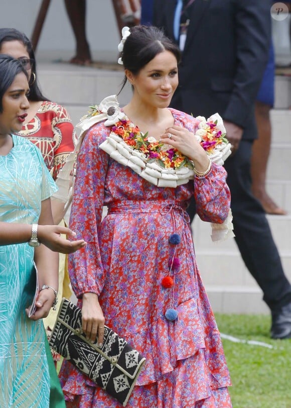 Le prince Harry, duc de Sussex et sa femme Meghan Markle, duchesse de Sussex (enceinte) visitent le campus de l'Université du Pacifique Sud ("University of the South Pacific") à Suva lors de leur voyage officiel aux îles Fidji, le 24 octobre 2018.