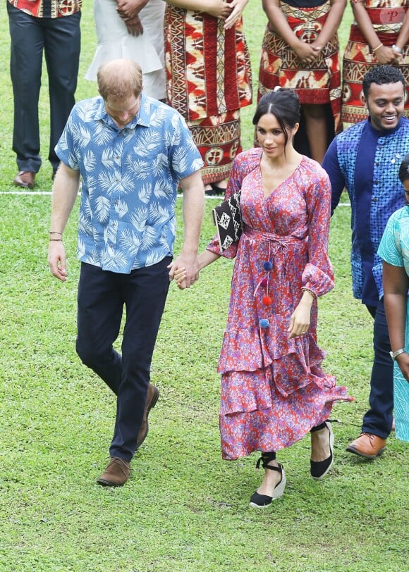 Le prince Harry, duc de Sussex et sa femme Meghan Markle, duchesse de Sussex (enceinte) visitent le campus de l'Université du Pacifique Sud ("University of the South Pacific") à Suva lors de leur voyage officiel aux îles Fidji, le 24 octobre 2018.
