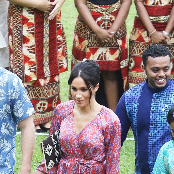 Le prince Harry, duc de Sussex et sa femme Meghan Markle, duchesse de Sussex (enceinte) visitent le campus de l'Université du Pacifique Sud ("University of the South Pacific") à Suva lors de leur voyage officiel aux îles Fidji, le 24 octobre 2018.