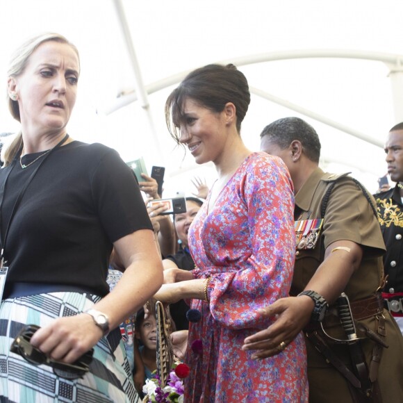 Meghan Markle, duchesse de Sussex (enceinte) au marché de Suva lors de son voyage officiel aux îles Fidji, le 24 octobre 2018.